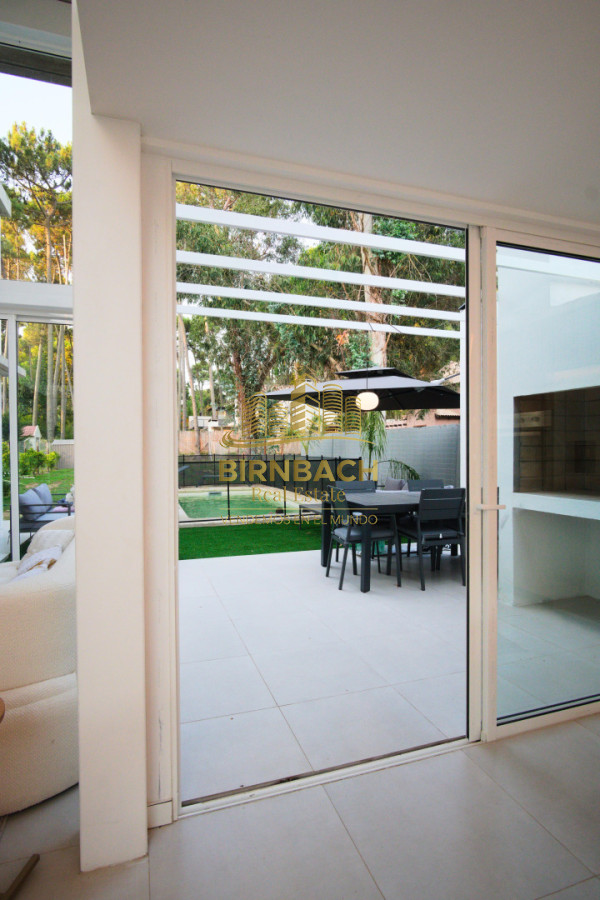 Casa ID.82 - Casa Minimalista Tres Dormitorios con Piscina en Solanas Village Punta del Este, en Venta