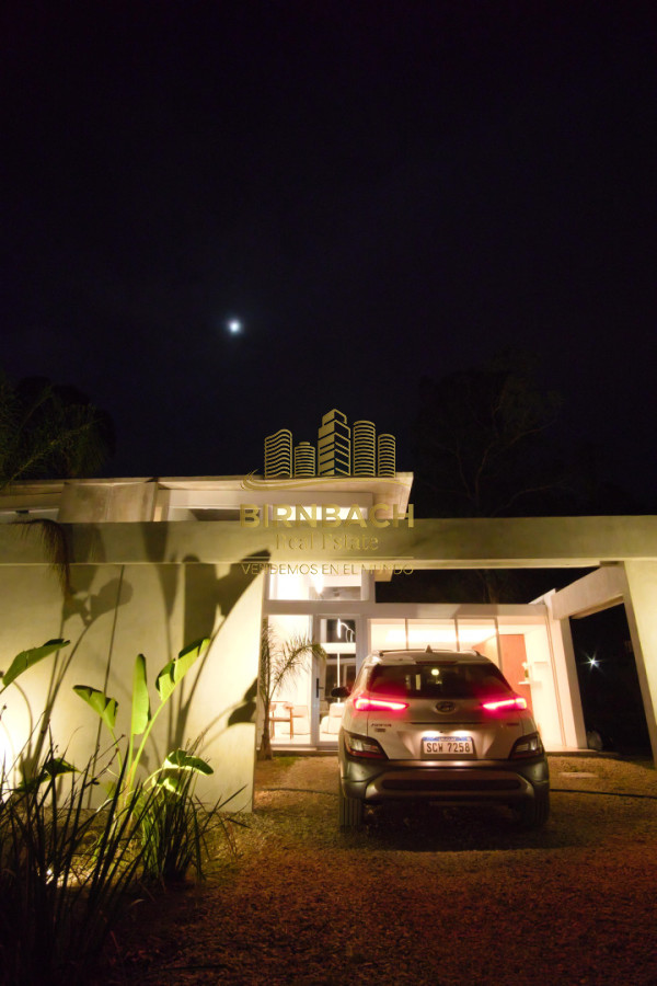 Casa ID.82 - Casa Minimalista Tres Dormitorios con Piscina en Solanas Village Punta del Este, en Venta