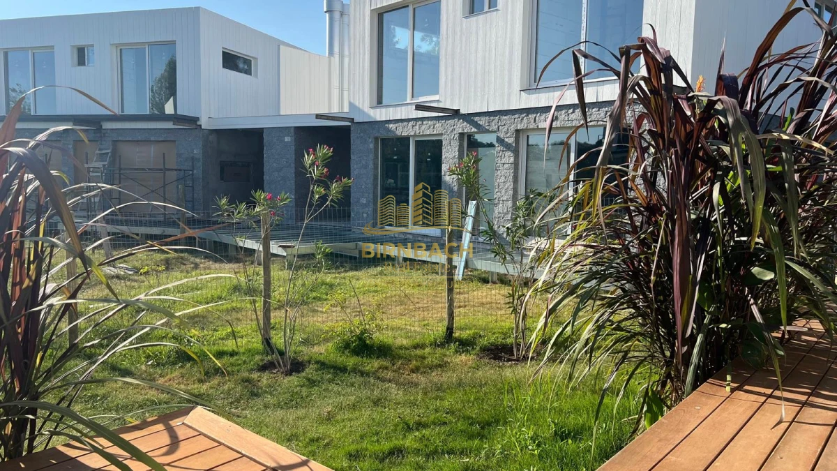 Casa ID.47 - Casa Tres Dormitorios a 500 Metros del Mar en La Barra, en Venta