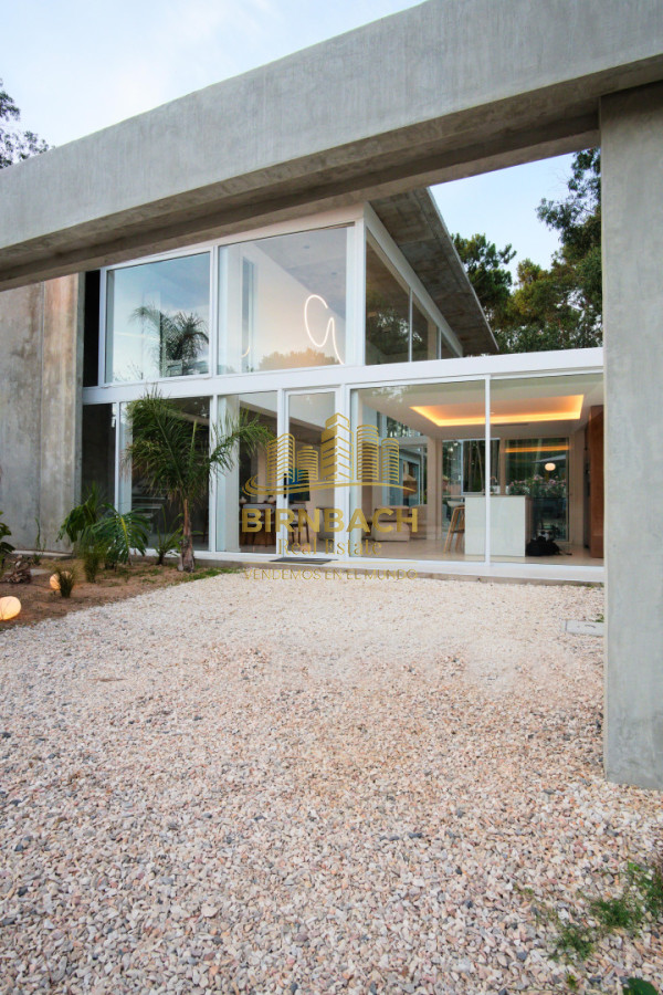 Casa ID.82 - Casa Minimalista Tres Dormitorios con Piscina en Solanas Village Punta del Este, en Venta