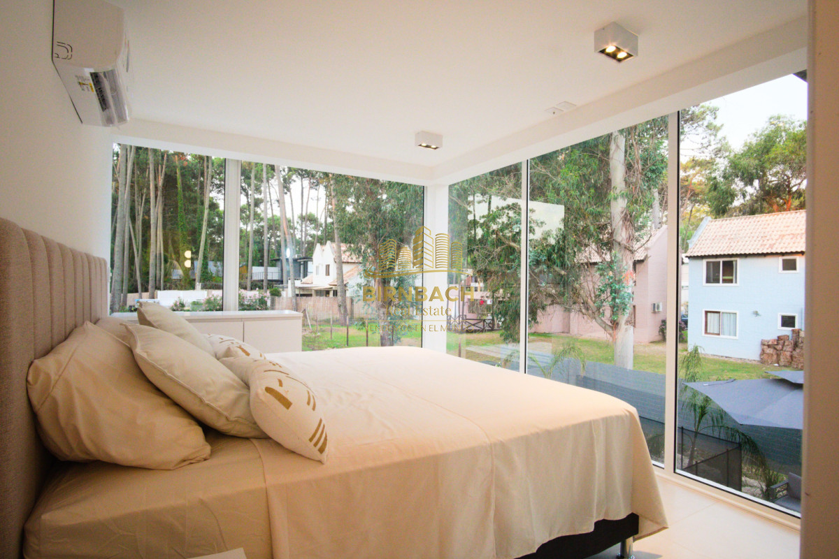 Casa ID.82 - Casa Minimalista Tres Dormitorios con Piscina en Solanas Village Punta del Este, en Venta