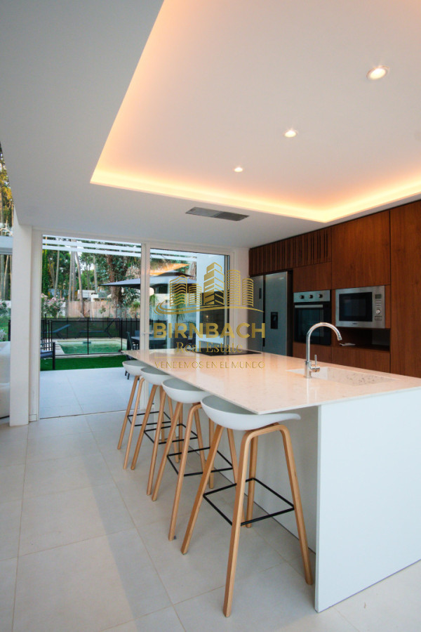 Casa ID.82 - Casa Minimalista Tres Dormitorios con Piscina en Solanas Village Punta del Este, en Venta