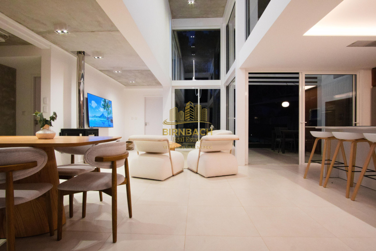 Casa ID.82 - Casa Minimalista Tres Dormitorios con Piscina en Solanas Village Punta del Este, en Venta