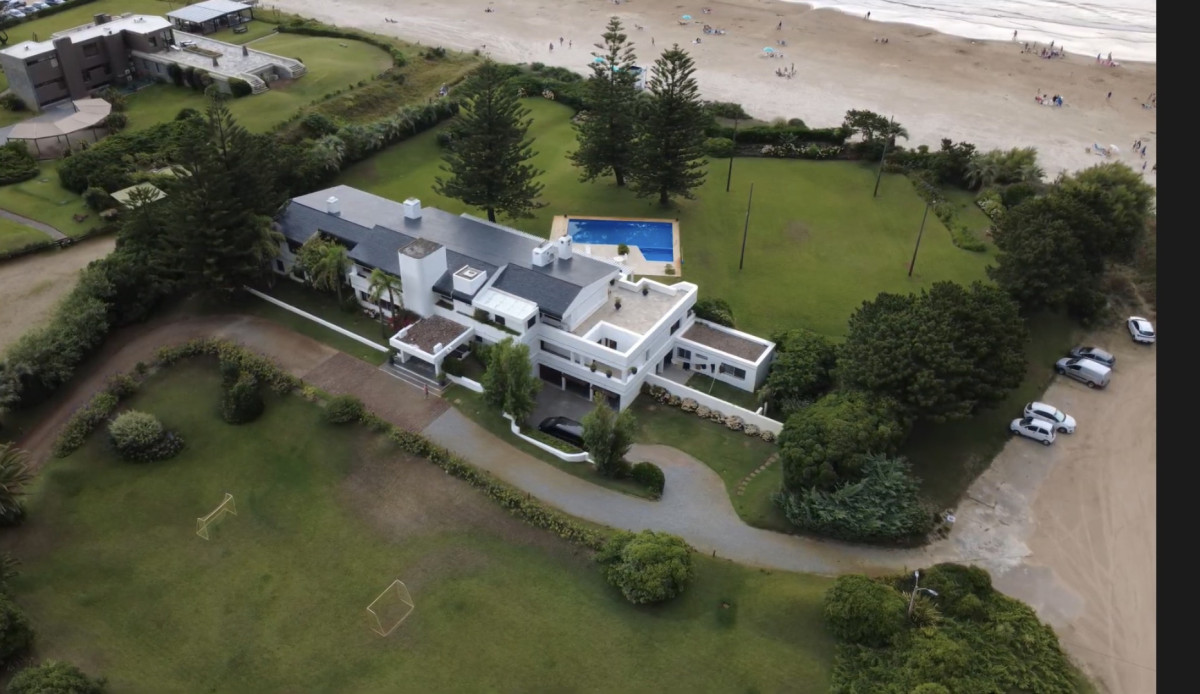 Casa de Seis Dormitorios Frente al Mar en Solanas Punta Ballena, en Venta