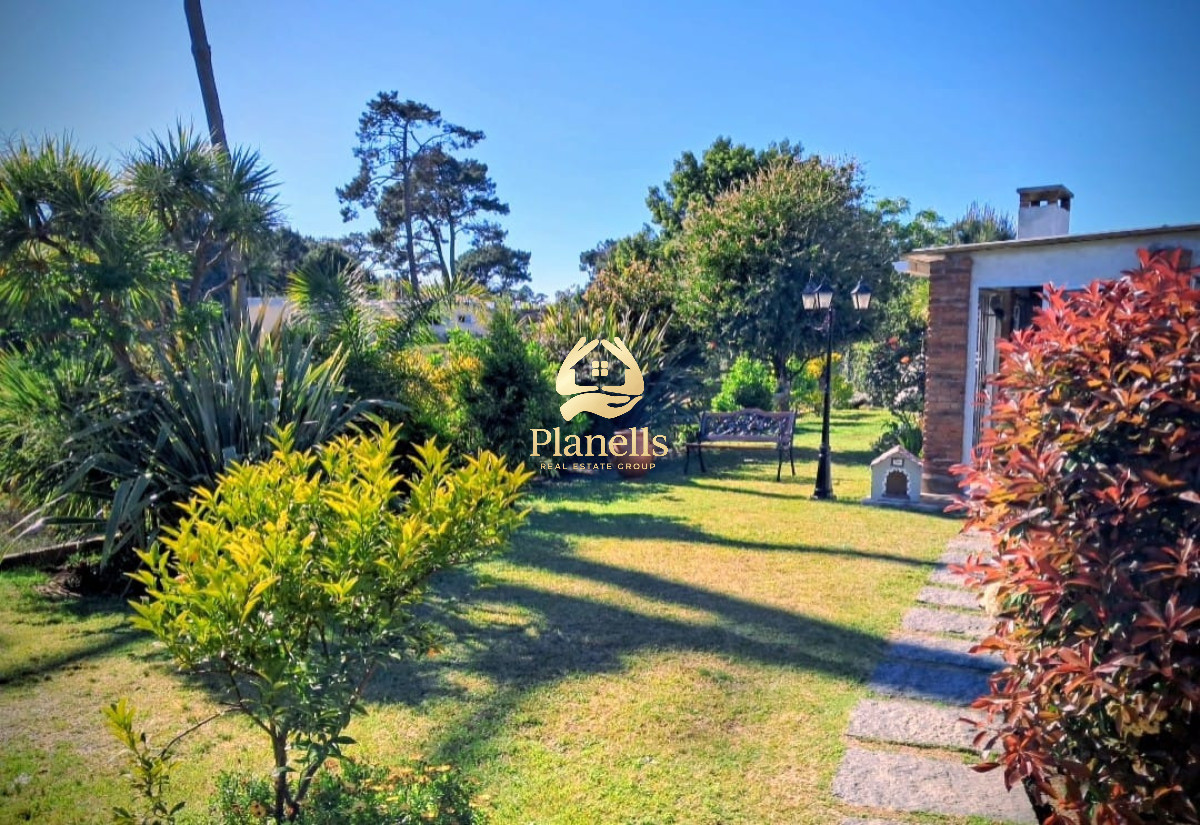 Casa ID.4064 - CASA EN VENTA JARDINES DE CORDOBA 2 DORM + BARBACOA INDEPENDIENTE U$S 350000MIL DOLARES 