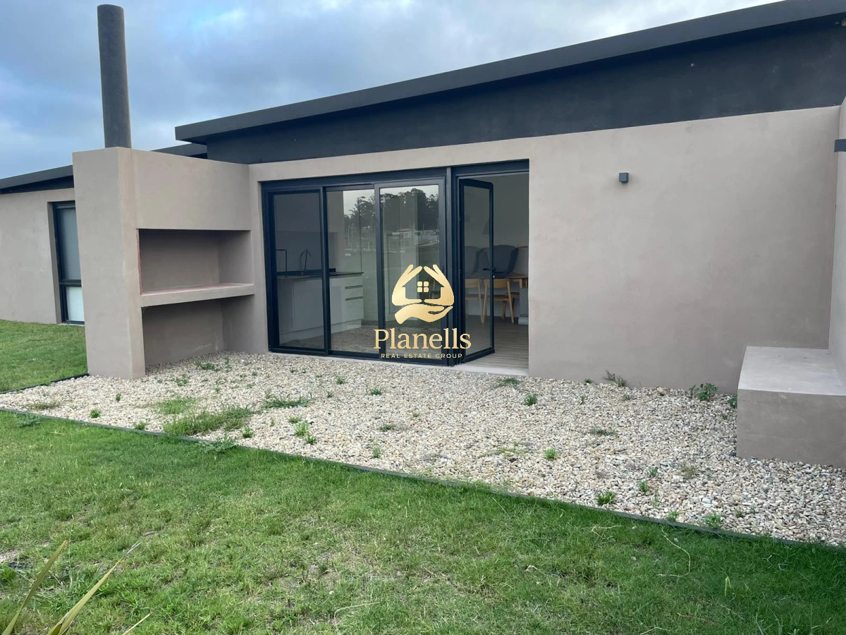 Casa ID.2344 - Venta de casas CON RENTA  zona Luisch Miradores dos dormitorios
