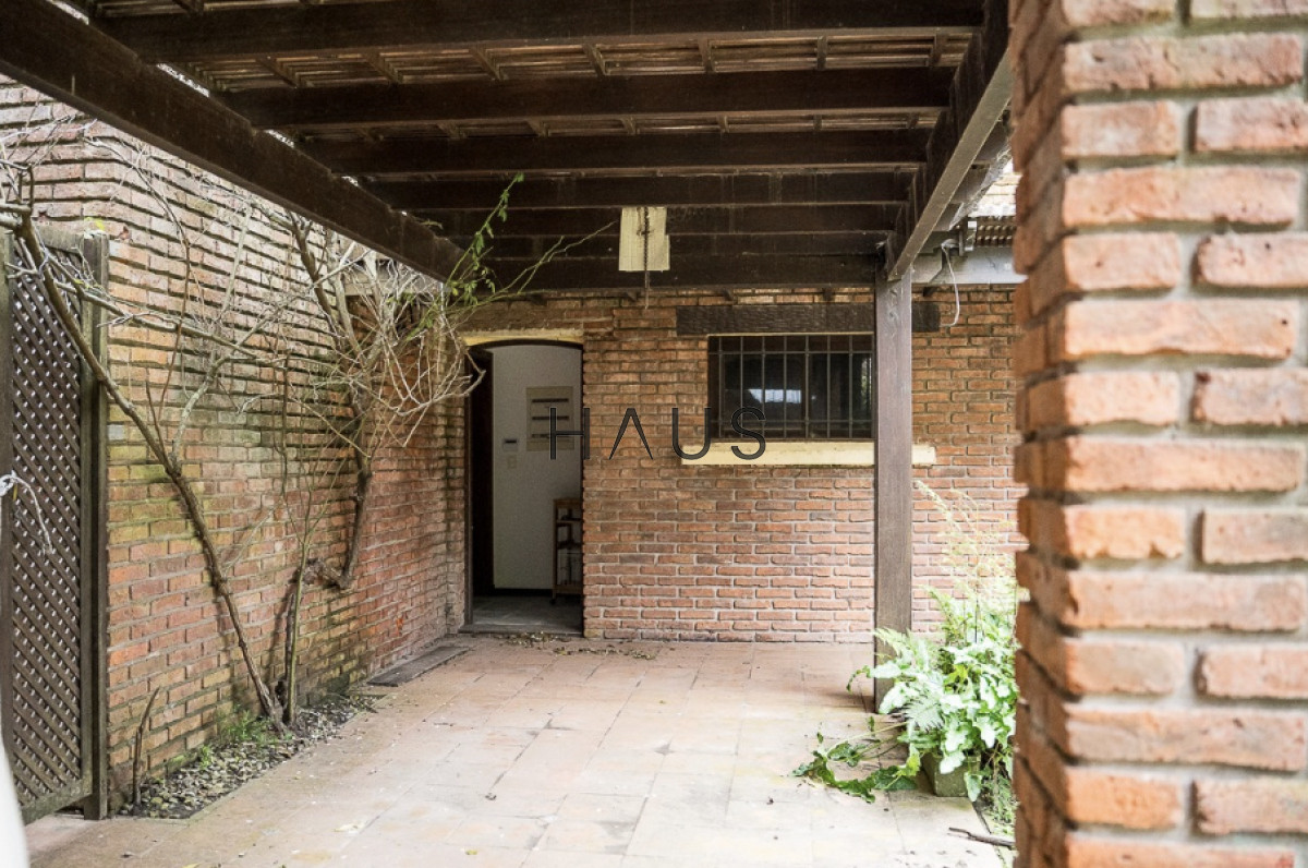 Casa ID.816 - Venta de Casa, con 5 dormitorios + 2 en casa de servicio en Playa Mansa, a metros del mar