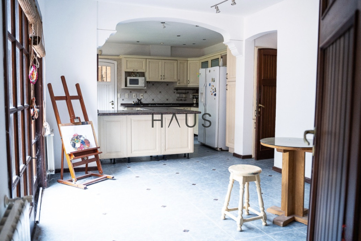 Casa ID.816 - Venta de Casa, con 5 dormitorios + 2 en casa de servicio en Playa Mansa, a metros del mar