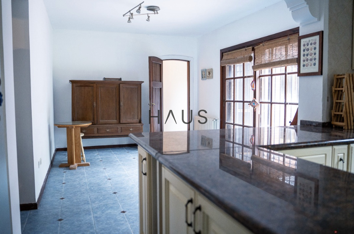 Casa ID.816 - Venta de Casa, con 5 dormitorios + 2 en casa de servicio en Playa Mansa, a metros del mar