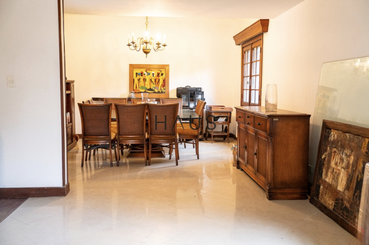 Casa ID.816 - Venta de Casa, con 5 dormitorios + 2 en casa de servicio en Playa Mansa, a metros del mar