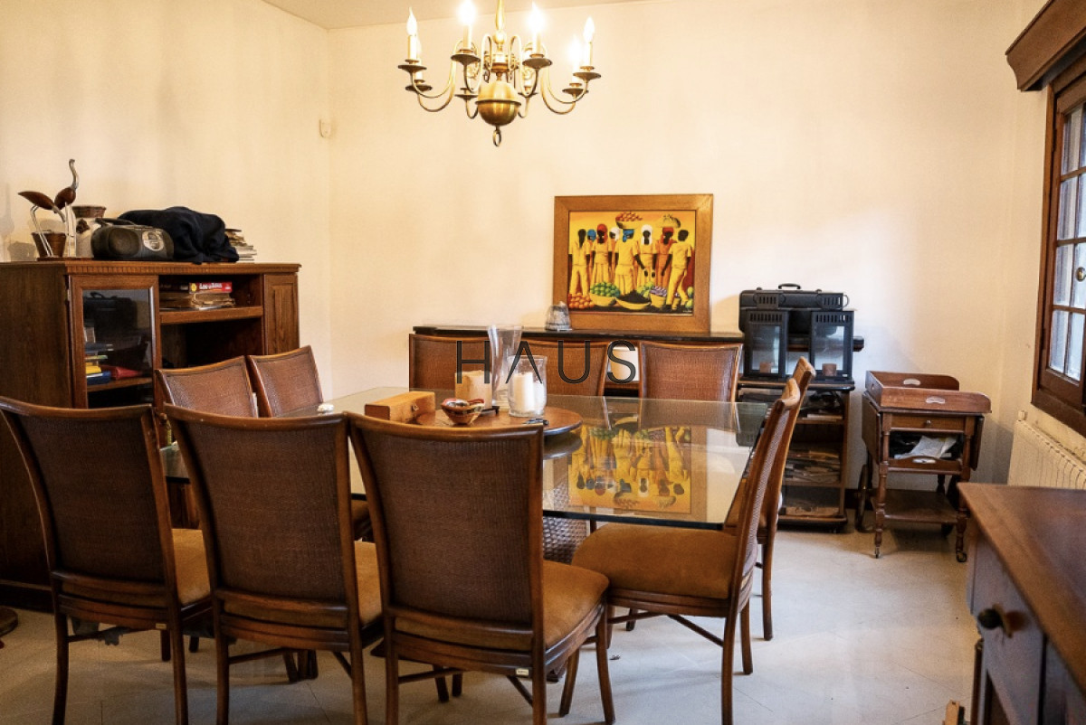 Casa ID.816 - Venta de Casa, con 5 dormitorios + 2 en casa de servicio en Playa Mansa, a metros del mar