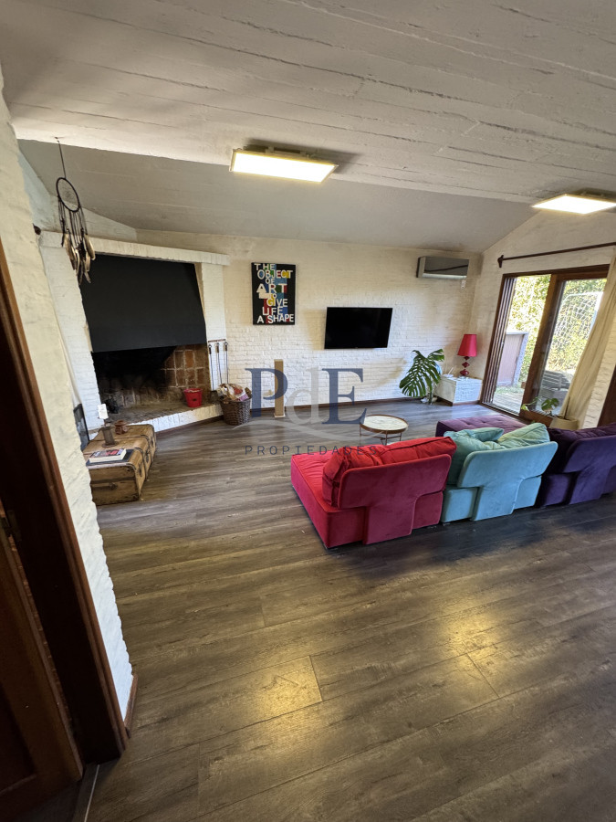 Venta, Casa de 4 dormitorios en Playa Mansa, con piscina y parrillero - Imagen 1
