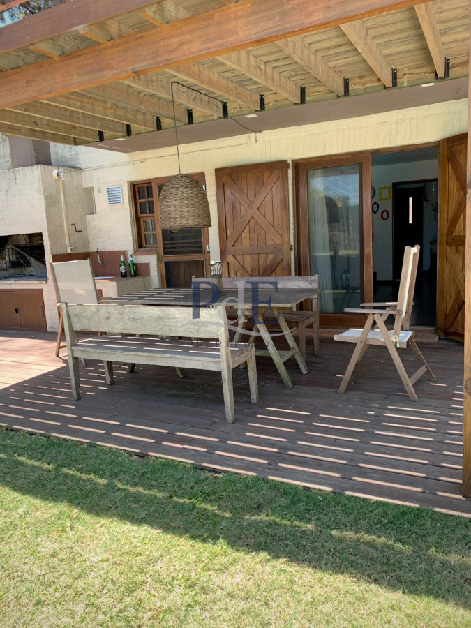 Venta, Casa de 4 dormitorios en Playa Mansa, con piscina y parrillero - Imagen 23