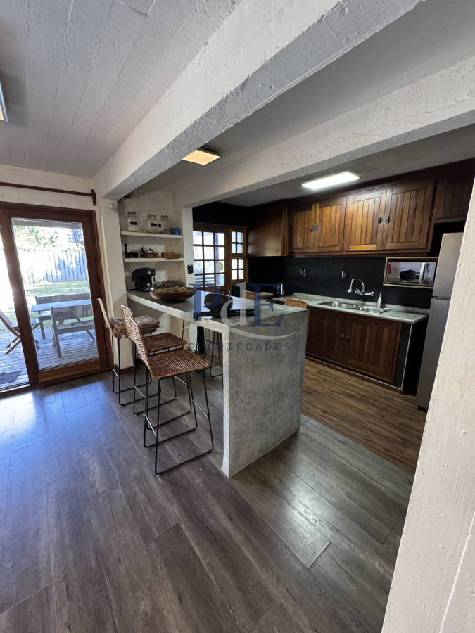 Venta, Casa de 4 dormitorios en Playa Mansa, con piscina y parrillero - Imagen 4