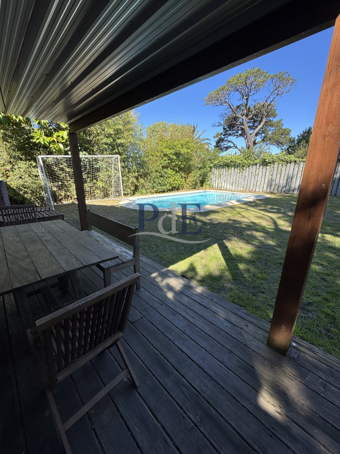 Venta, Casa de 4 dormitorios en Playa Mansa, con piscina y parrillero - Imagen 13