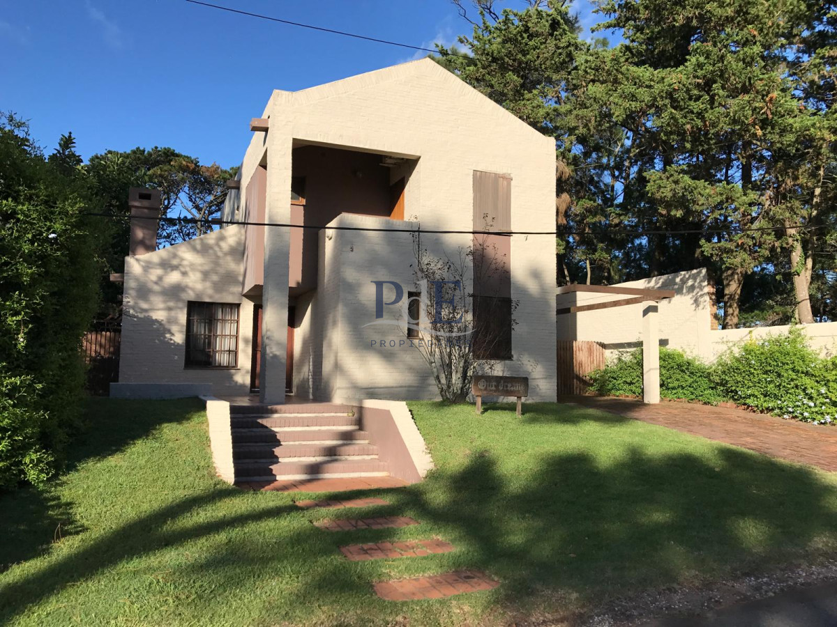 Venta, Casa de 4 dormitorios en Playa Mansa, con piscina y parrillero