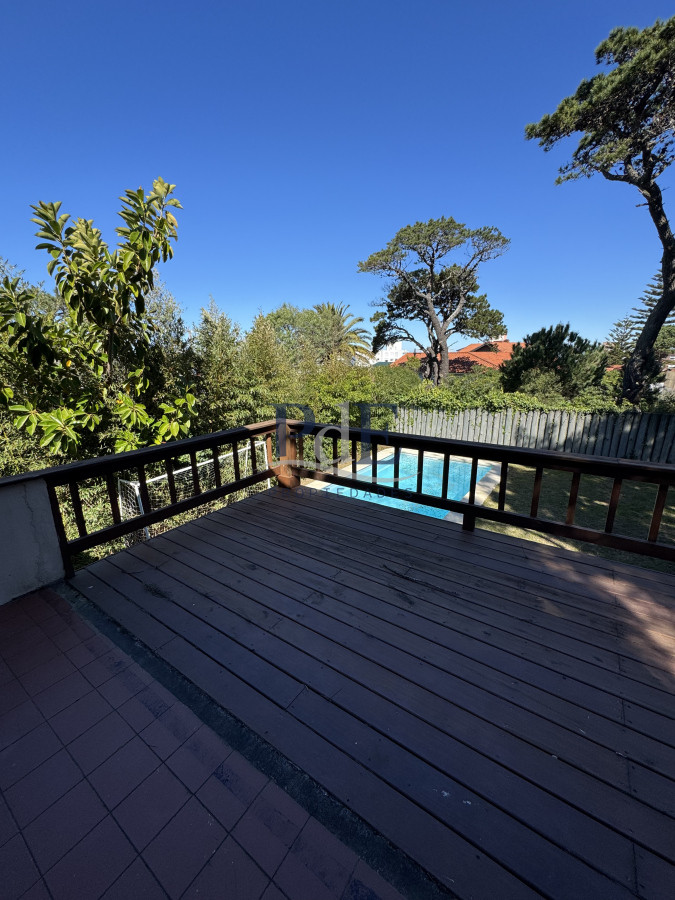 Venta, Casa de 4 dormitorios en Playa Mansa, con piscina y parrillero - Imagen 9