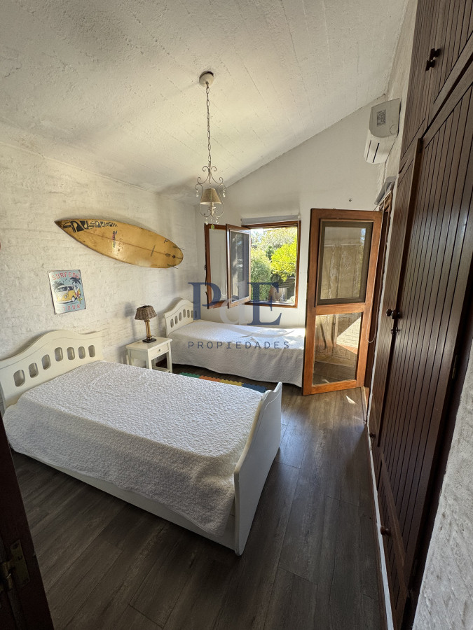 Venta, Casa de 4 dormitorios en Playa Mansa, con piscina y parrillero - Imagen 8