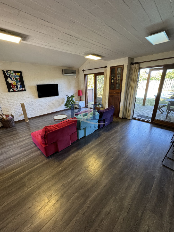 Venta, Casa de 4 dormitorios en Playa Mansa, con piscina y parrillero - Imagen 2