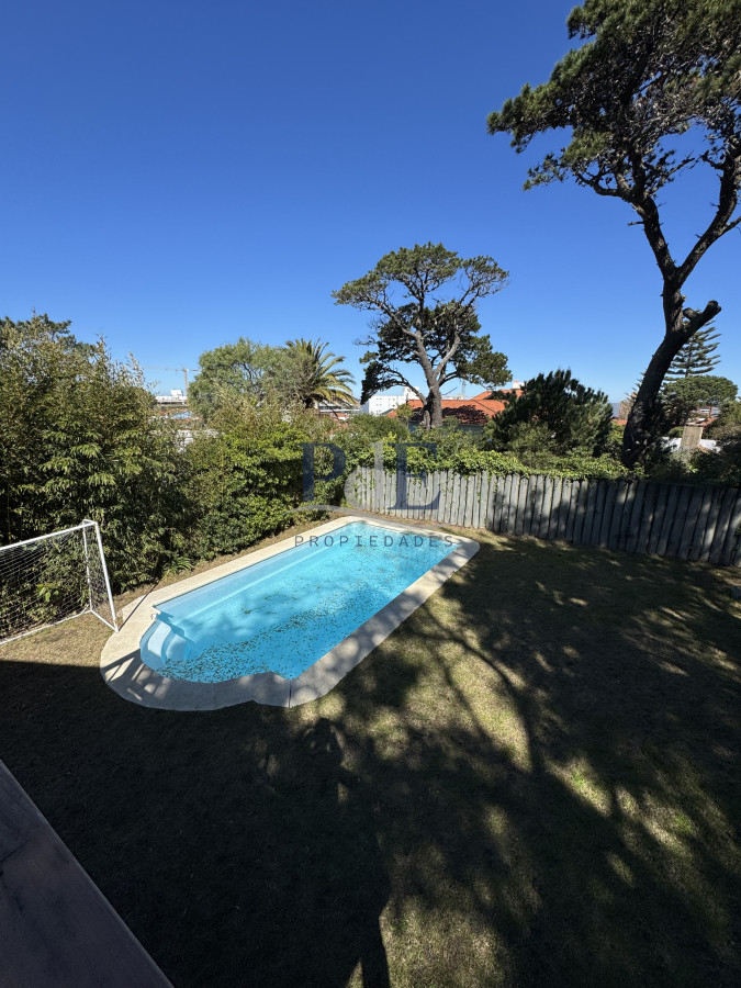 Venta, Casa de 4 dormitorios en Playa Mansa, con piscina y parrillero - Imagen 11