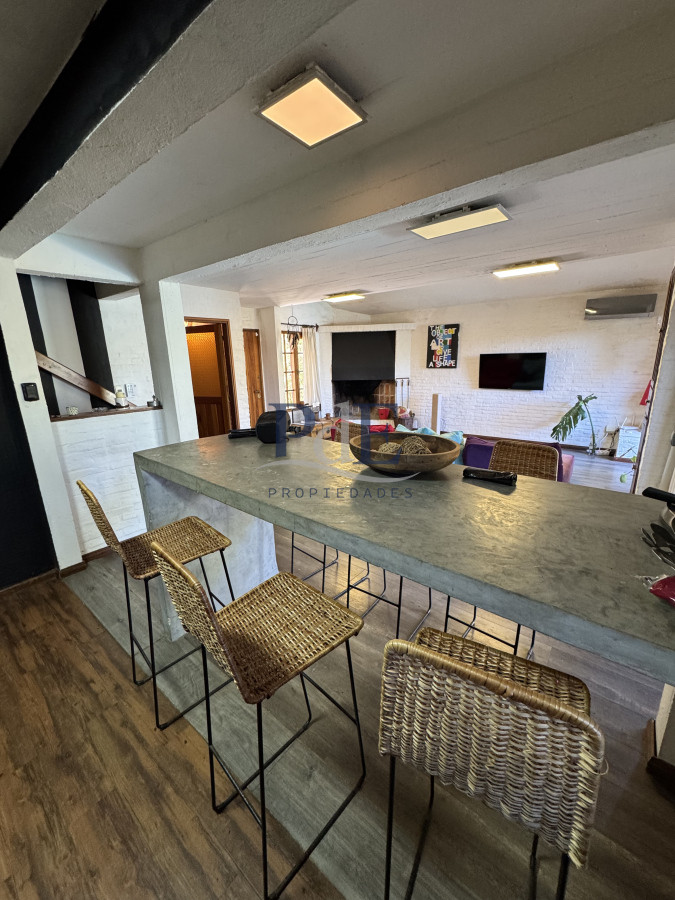 Venta, Casa de 4 dormitorios en Playa Mansa, con piscina y parrillero - Imagen 3