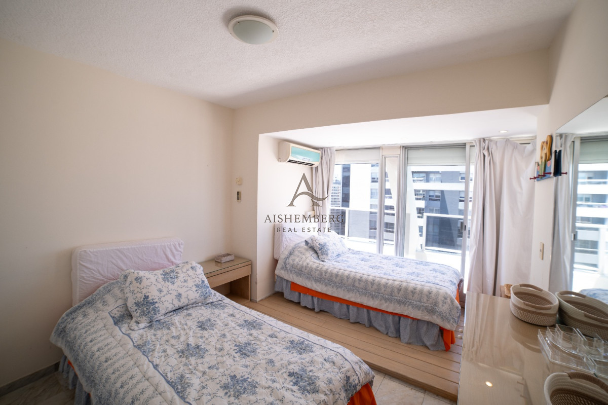 Apartamento ID.4957 - Venta, Penthouse, con 4 dormitorios + dep. servicio en Punta del este, terraza con vista panorámica 