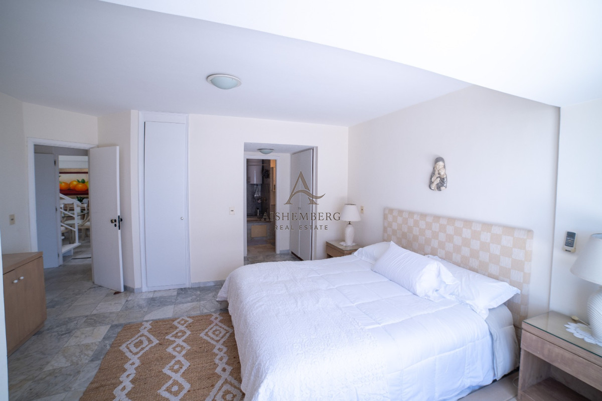 Apartamento ID.4957 - Venta, Penthouse, con 4 dormitorios + dep. servicio en Punta del este, terraza con vista panorámica 