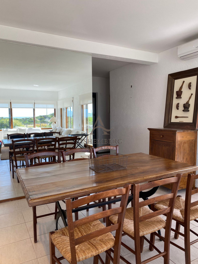 Apartamento ID.4993 - Alquiler de Verano, Apartamento de 4 dormitorios sobre Playa Brava.