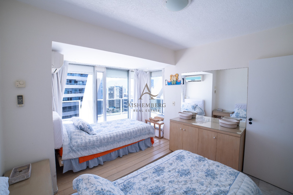 Apartamento ID.4957 - Venta, Penthouse, con 4 dormitorios + dep. servicio en Punta del este, terraza con vista panorámica 