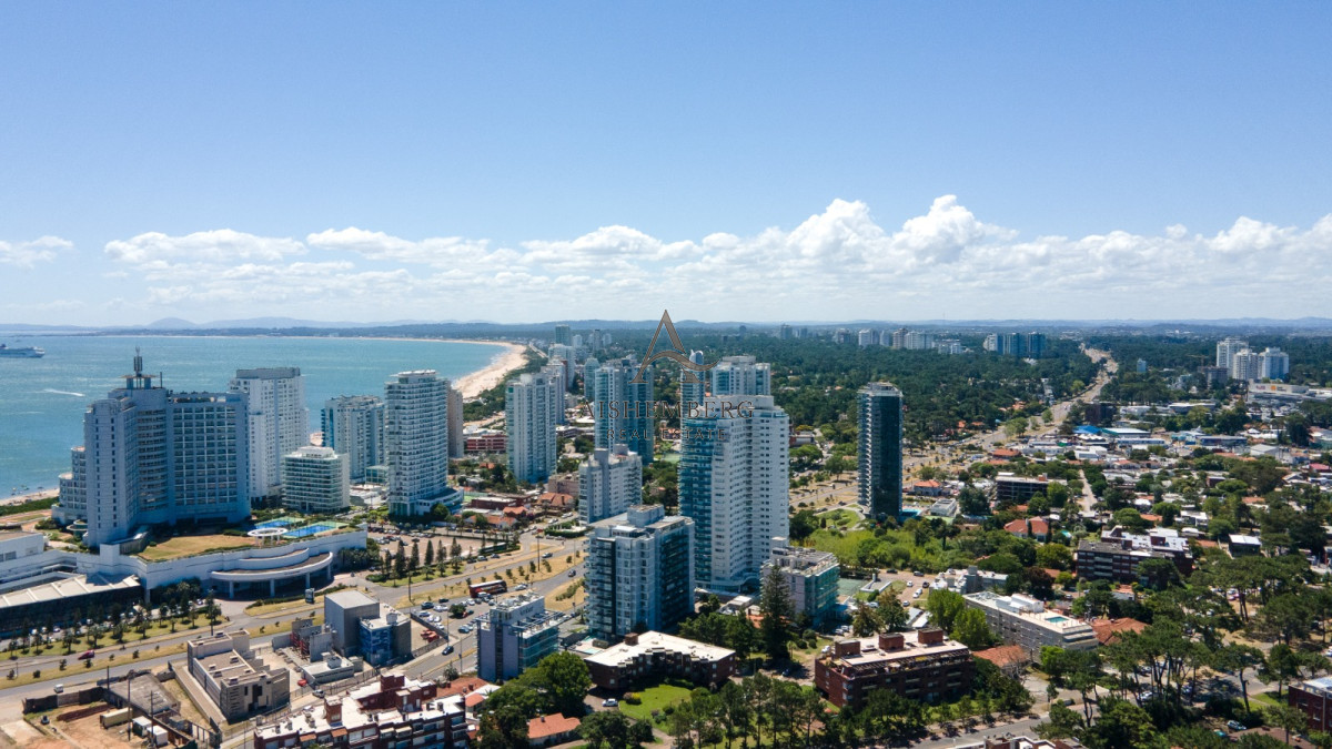 Apartamento ID.4957 - Venta, Penthouse, con 4 dormitorios + dep. servicio en Punta del este, terraza con vista panorámica 