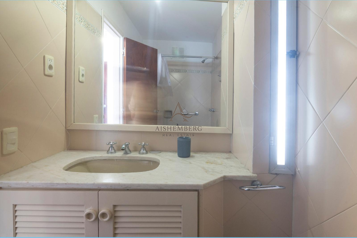 Apartamento ID.4993 - Alquiler de Verano, Apartamento de 4 dormitorios sobre Playa Brava.
