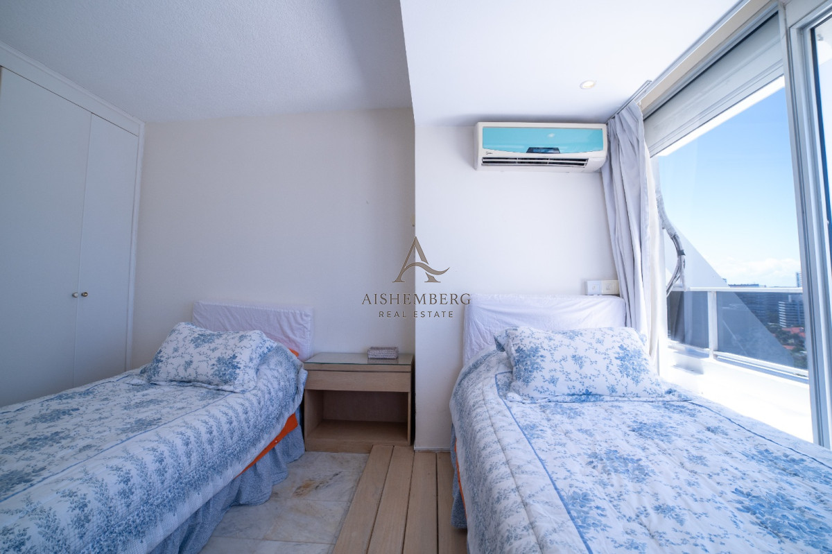 Apartamento ID.4957 - Venta, Penthouse, con 4 dormitorios + dep. servicio en Punta del este, terraza con vista panorámica 