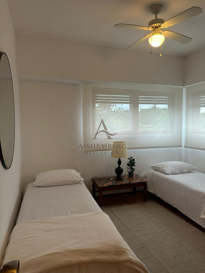 Apartamento ID.4993 - Alquiler de Verano, Apartamento de 4 dormitorios sobre Playa Brava.
