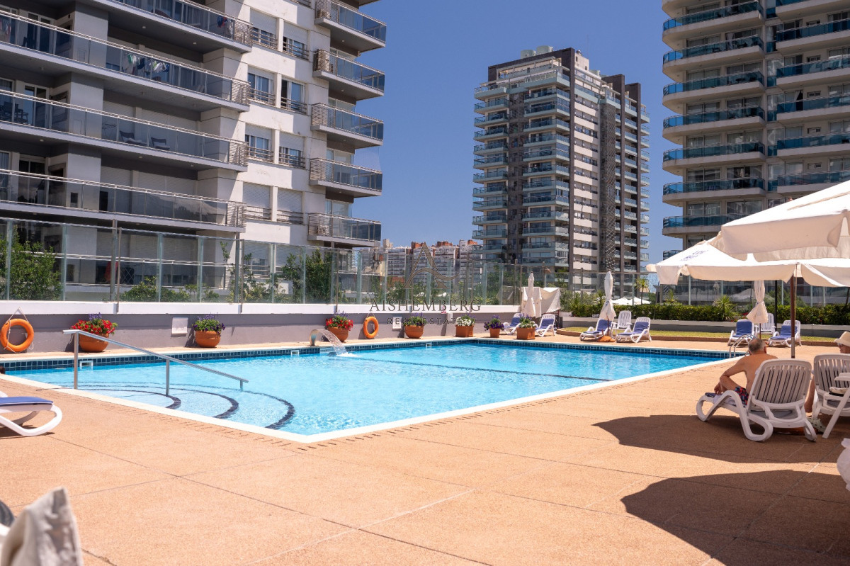 Apartamento ID.4957 - Venta, Penthouse, con 4 dormitorios + dep. servicio en Punta del este, terraza con vista panorámica 