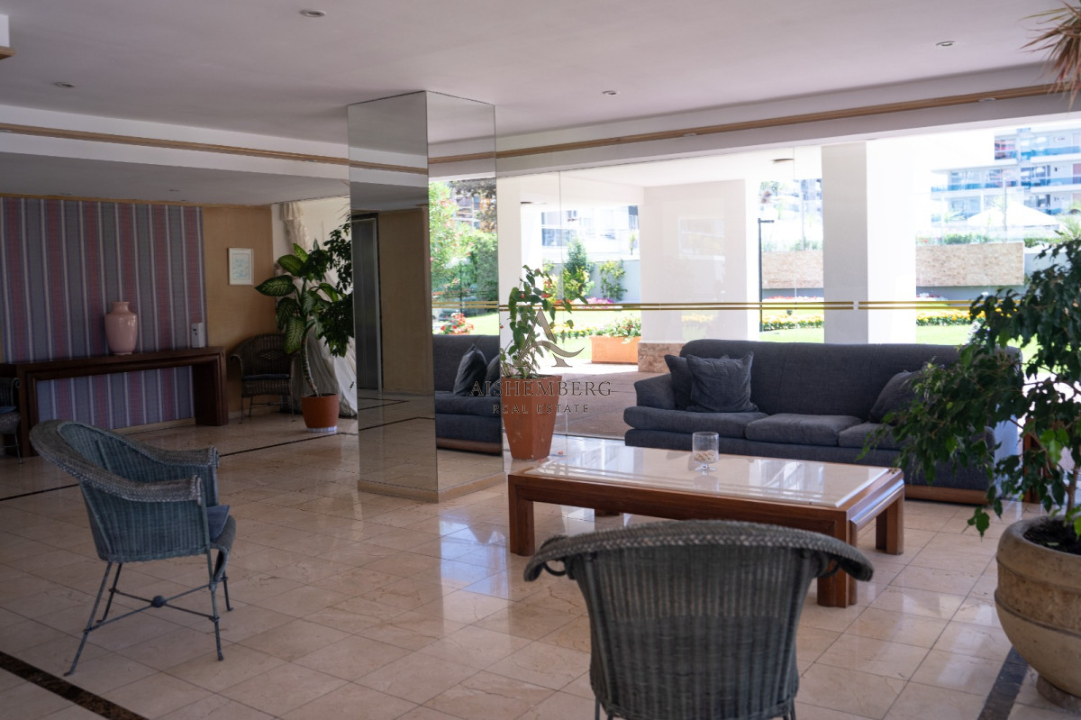 Apartamento ID.4957 - Venta, Penthouse, con 4 dormitorios + dep. servicio en Punta del este, terraza con vista panorámica 