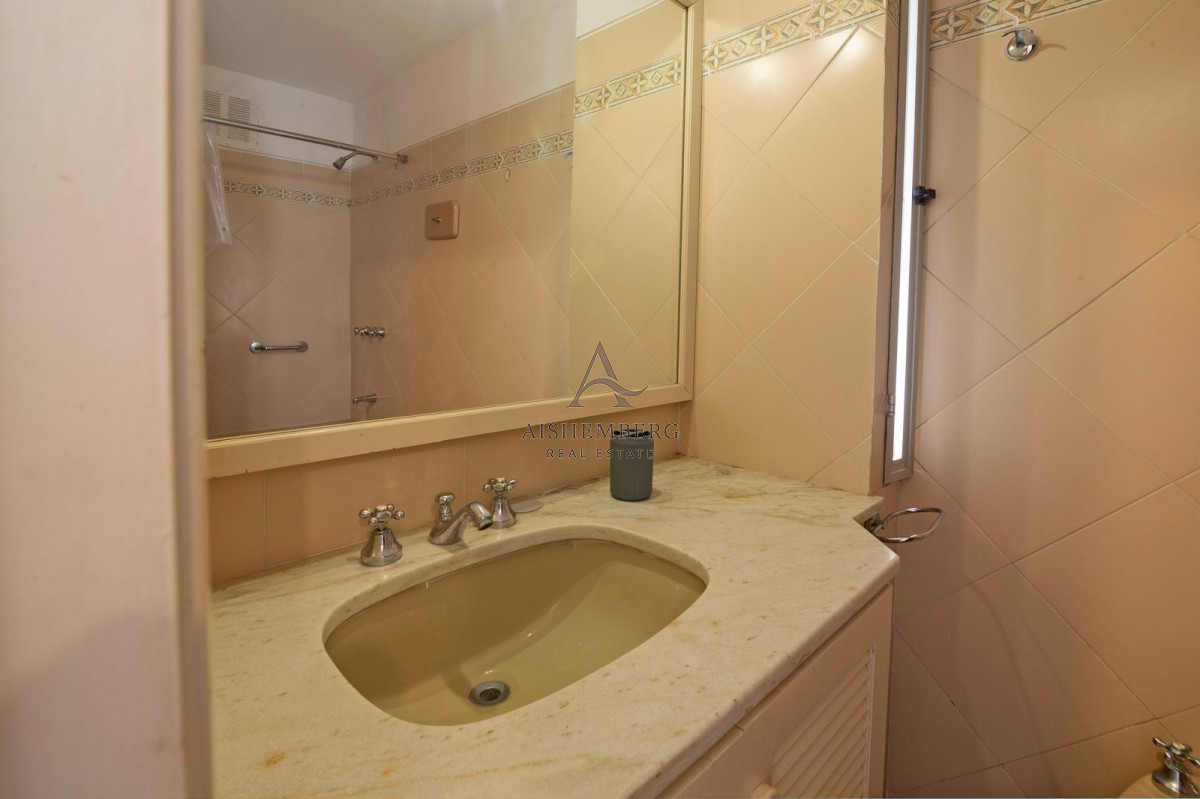Apartamento ID.4993 - Alquiler de Verano, Apartamento de 4 dormitorios sobre Playa Brava.