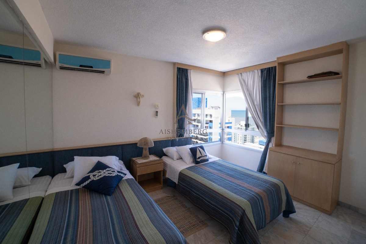 Apartamento ID.4957 - Venta, Penthouse, con 4 dormitorios + dep. servicio en Punta del este, terraza con vista panorámica 