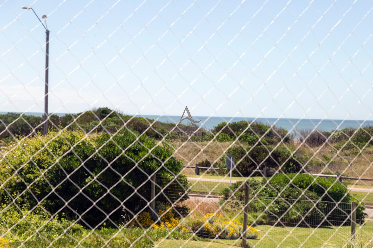 Apartamento ID.4993 - Alquiler de Verano, Apartamento de 4 dormitorios sobre Playa Brava.