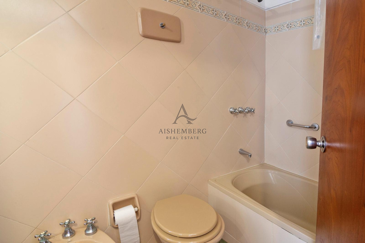 Apartamento ID.4993 - Alquiler de Verano, Apartamento de 4 dormitorios sobre Playa Brava.