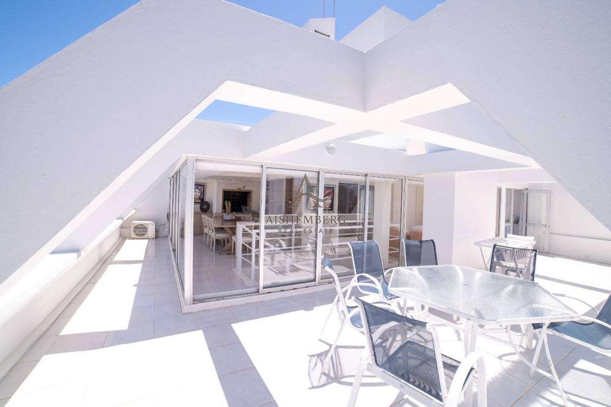 Apartamento ID.4957 - Venta, Penthouse, con 4 dormitorios + dep. servicio en Punta del este, terraza con vista panorámica 