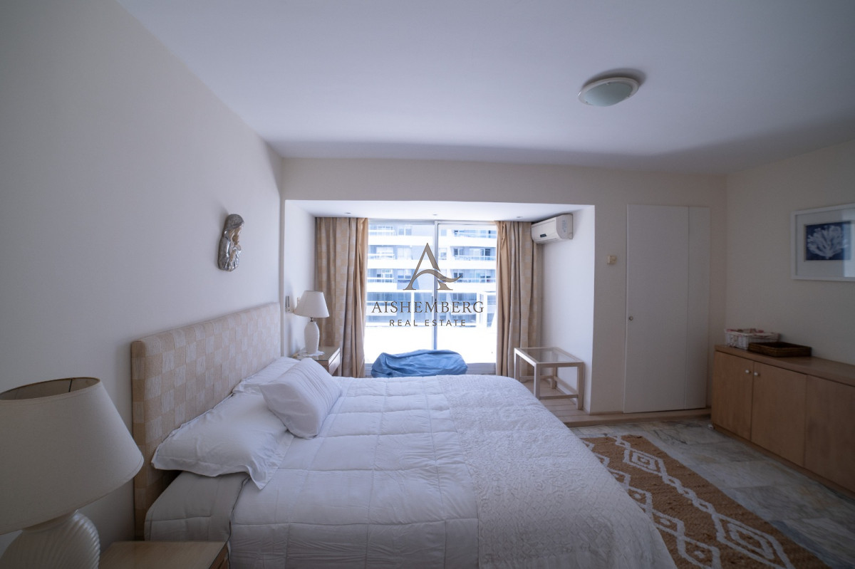 Apartamento ID.4957 - Venta, Penthouse, con 4 dormitorios + dep. servicio en Punta del este, terraza con vista panorámica 