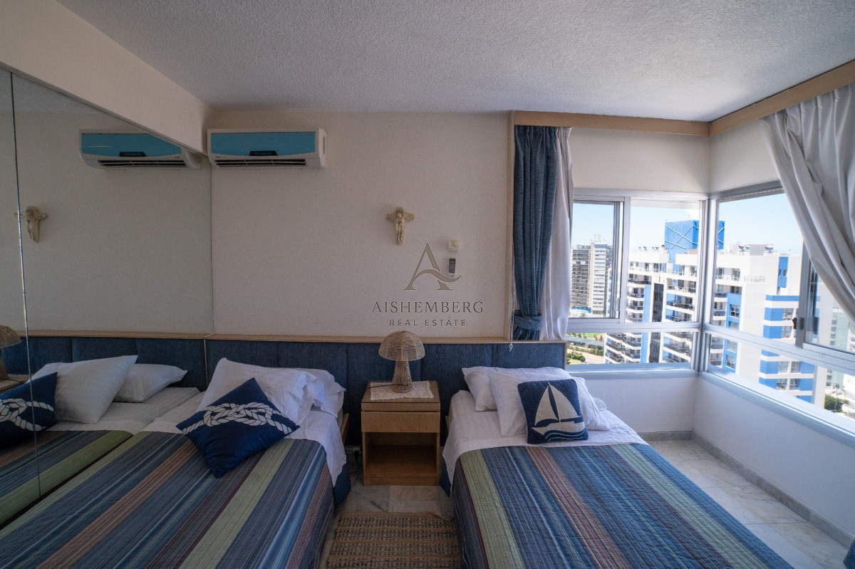 Apartamento ID.4957 - Venta, Penthouse, con 4 dormitorios + dep. servicio en Punta del este, terraza con vista panorámica 