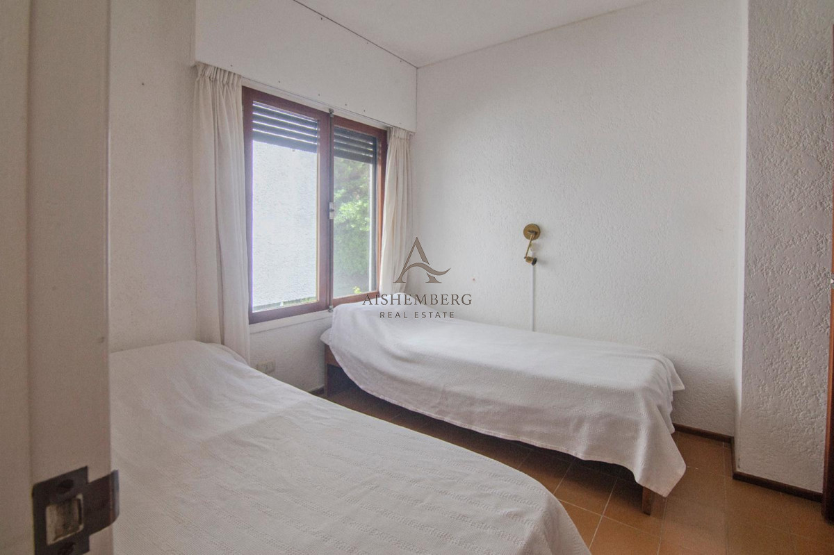 Apartamento ID.4993 - Alquiler de Verano, Apartamento de 4 dormitorios sobre Playa Brava.
