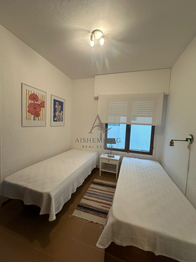 Apartamento ID.4993 - Alquiler de Verano, Apartamento de 4 dormitorios sobre Playa Brava.