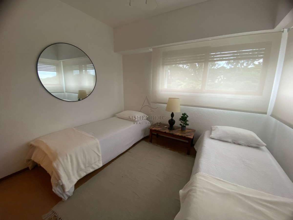 Apartamento ID.4993 - Alquiler de Verano, Apartamento de 4 dormitorios sobre Playa Brava.