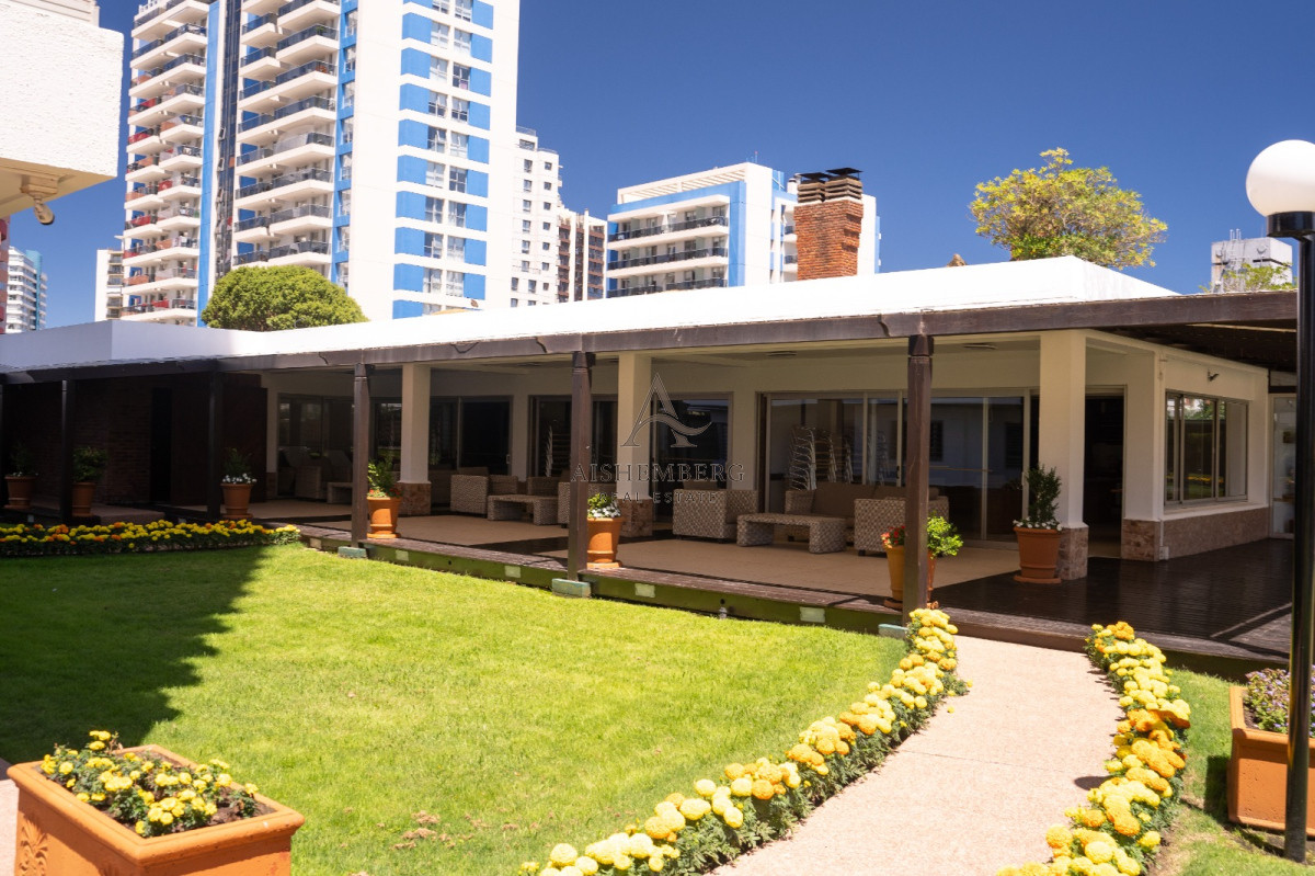Apartamento ID.4957 - Venta, Penthouse, con 4 dormitorios + dep. servicio en Punta del este, terraza con vista panorámica 