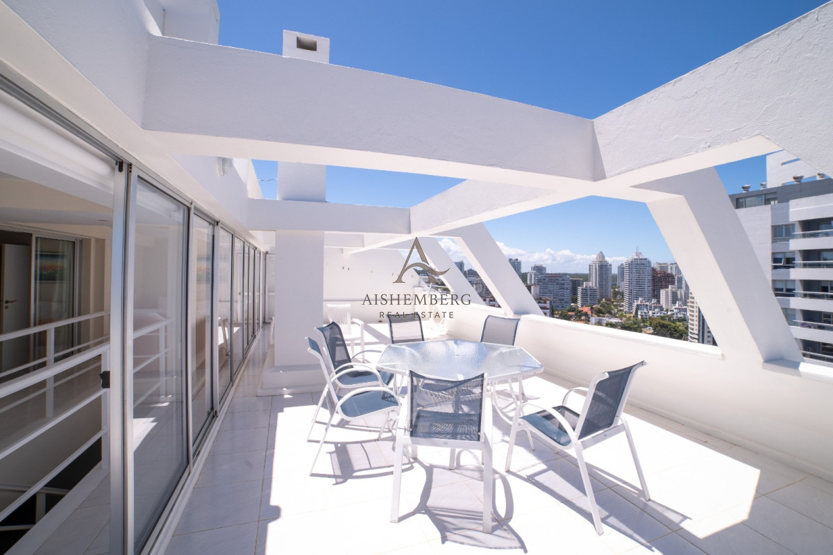 Apartamento ID.4957 - Venta, Penthouse, con 4 dormitorios + dep. servicio en Punta del este, terraza con vista panorámica 