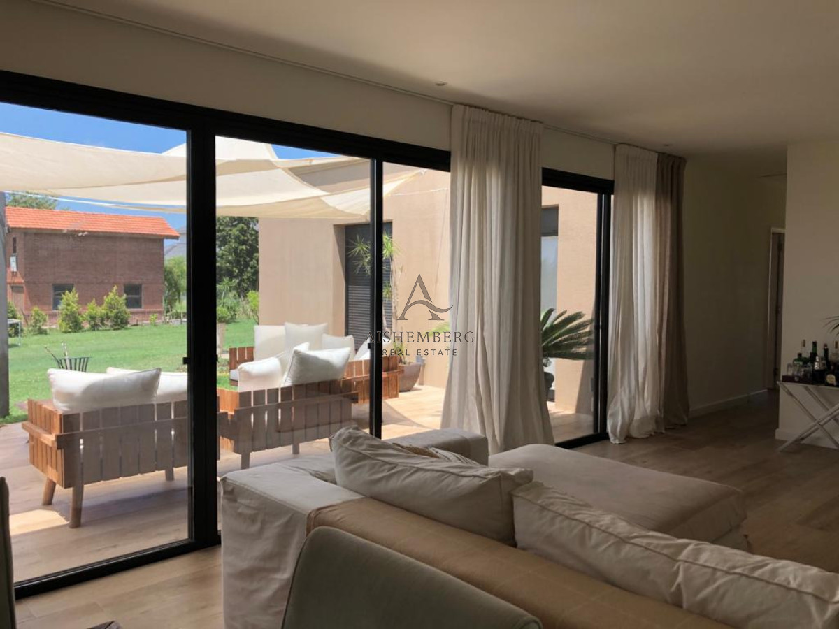 Casa ID.5754 - Casa de diseño en Colinas de Carrasco 4 dormitorios, gran terreno y terraza con parrillero