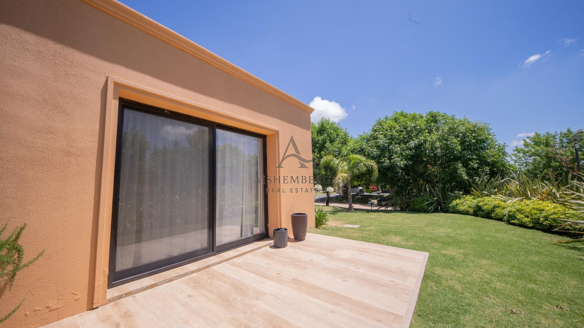 Casa ID.5754 - Casa de diseño en Colinas de Carrasco 4 dormitorios, gran terreno y terraza con parrillero