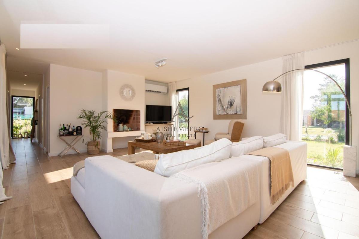 Casa ID.5754 - Casa de diseño en Colinas de Carrasco 4 dormitorios, gran terreno y terraza con parrillero